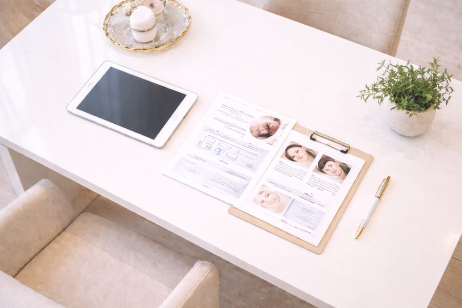 切開リフトの施術の流れを説明するカウンセリングルーム