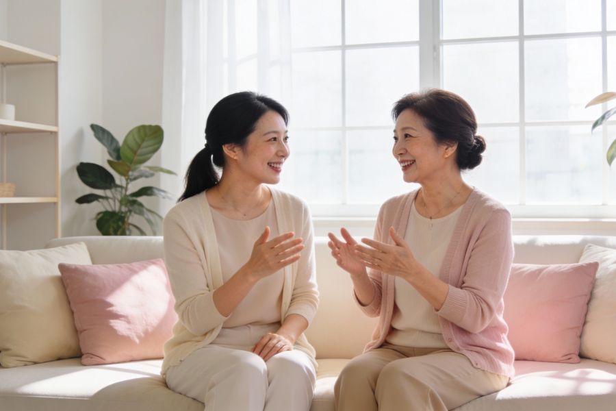 年代の異なる女性2人が美容について話し合う様子