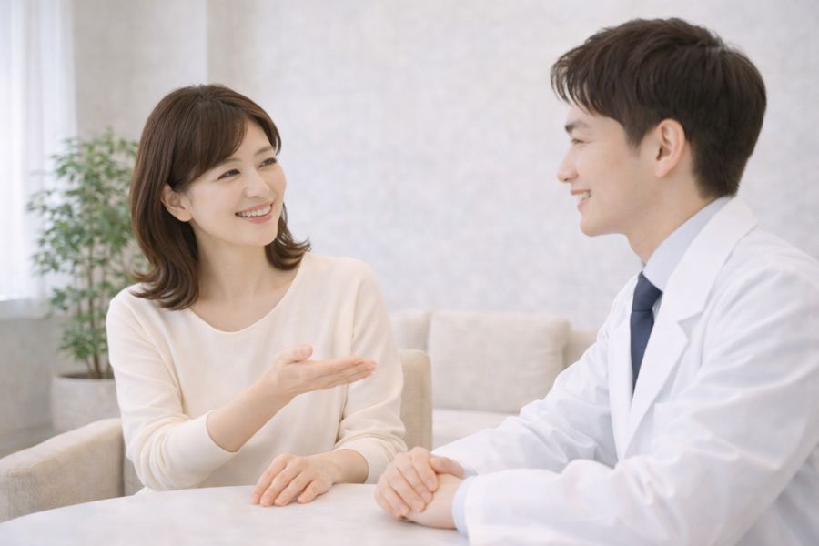 糸リフトについての質問に医師が回答する様子