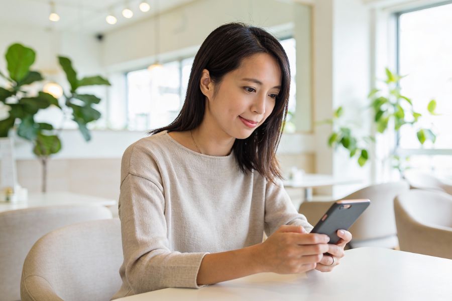 糸リフトの施術回数について調べる40代女性