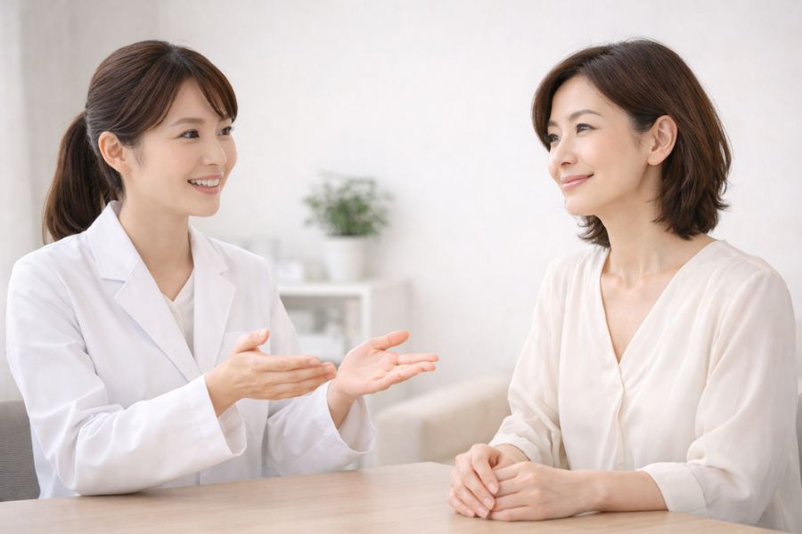 カウンセリングで説明する女性医師と話を聞く患者
