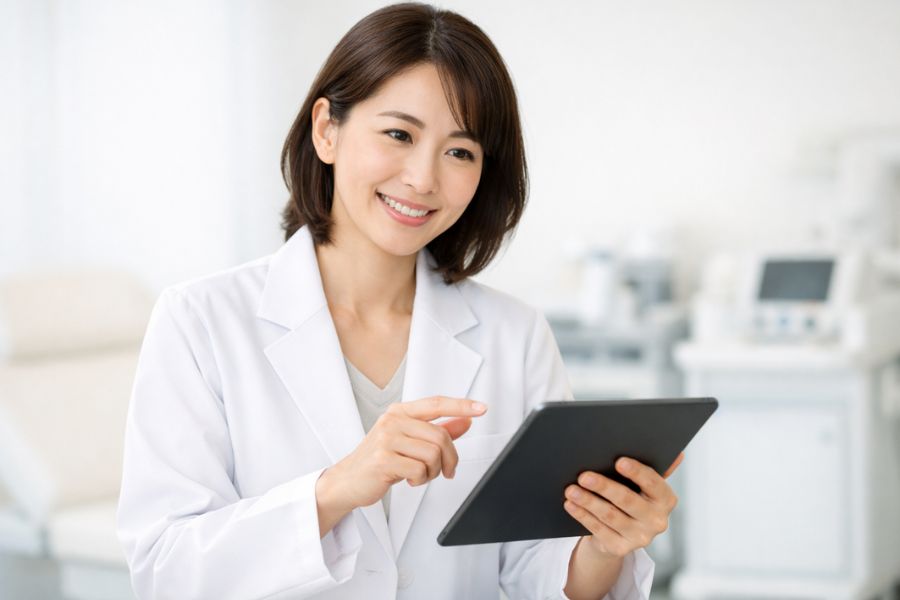 タブレットを持って説明する女性医師