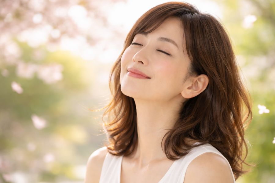 PRP療法の効果で輝く肌を実感する日本人女性の屋外ポートレート