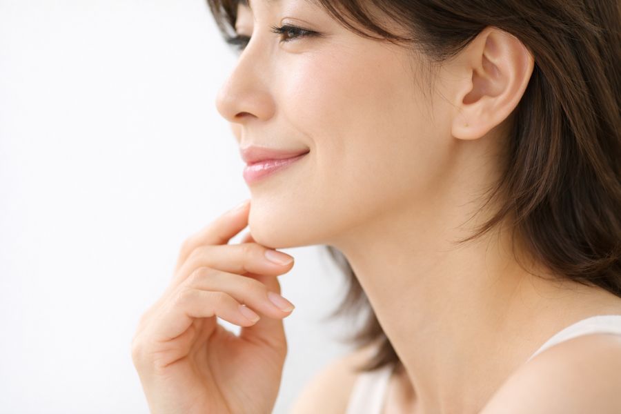 マリオネットラインの位置を示す口角からあごにかけての女性の横顔