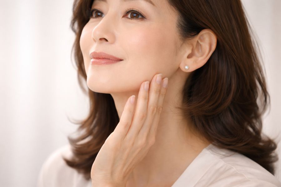 横顔のフェイスラインに手を添える女性のクローズアップ