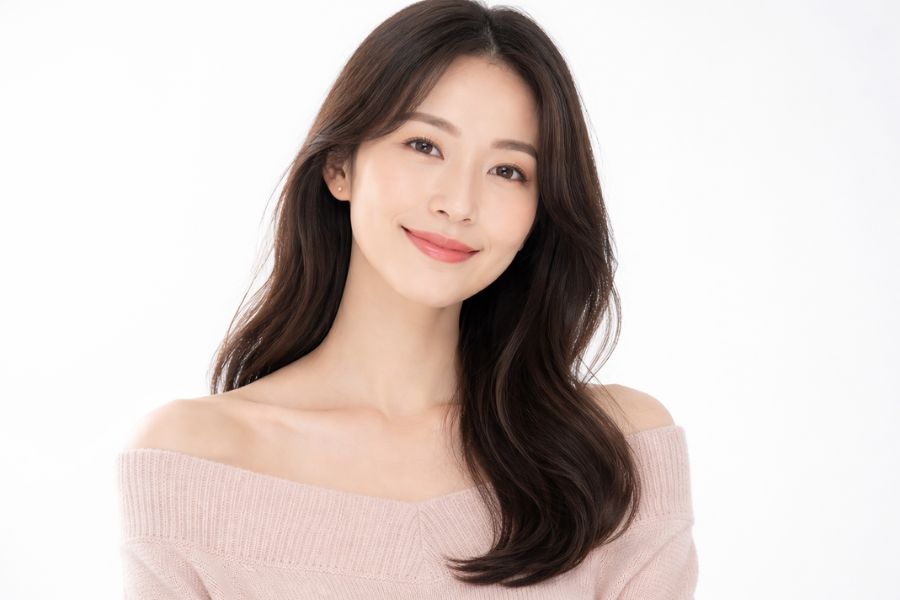 フェイスラインがすっきりした印象の女性の正面ポートレート