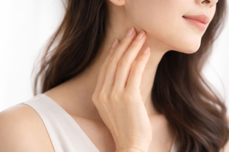 糸リフトの施術をイメージした清潔感のある手元のクローズアップ