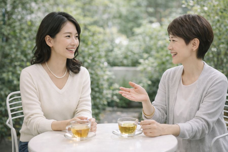 ガーデンテラスでお茶を飲みながら会話する2人の日本人女性