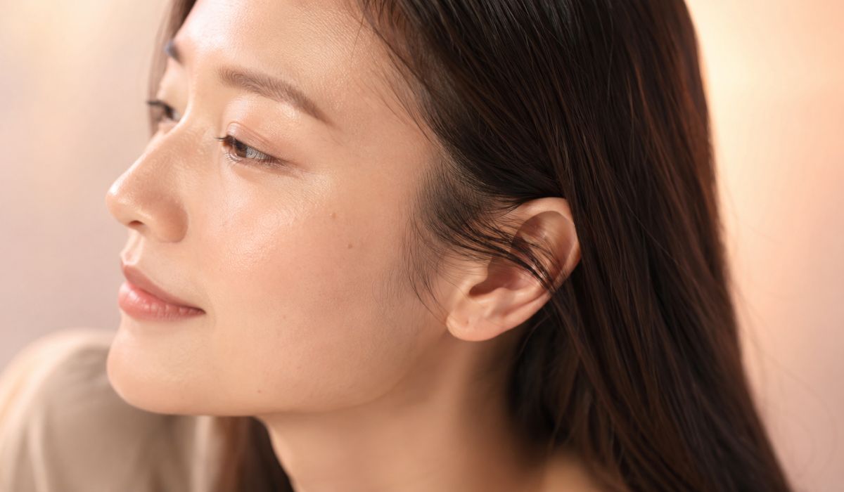女性の横顔と肌のクローズアップ