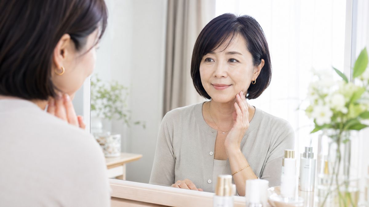 たるみのセルフチェックをする50代女性