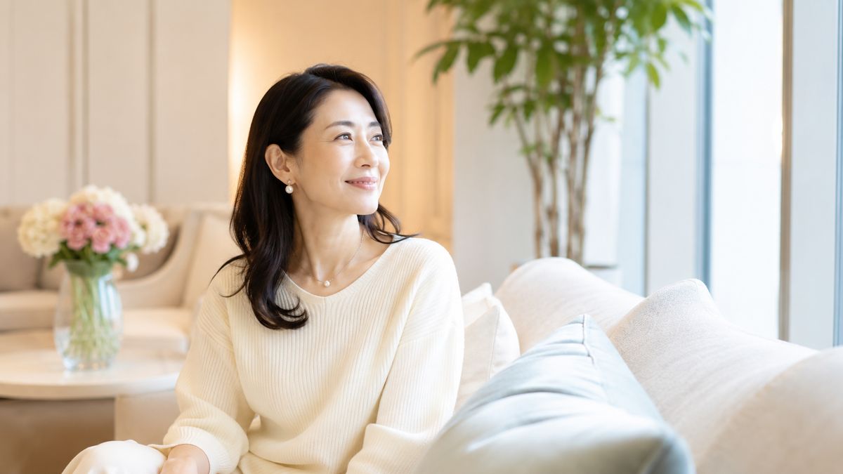 切開リフトを検討する40代女性が待合ラウンジでくつろぐ様子