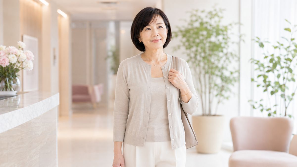 切開リフトを前向きに検討しエントランスに立つ50代女性