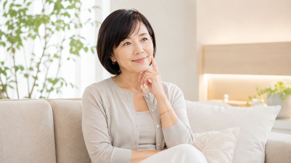 糸リフトと切開リフトを比較検討する50代女性