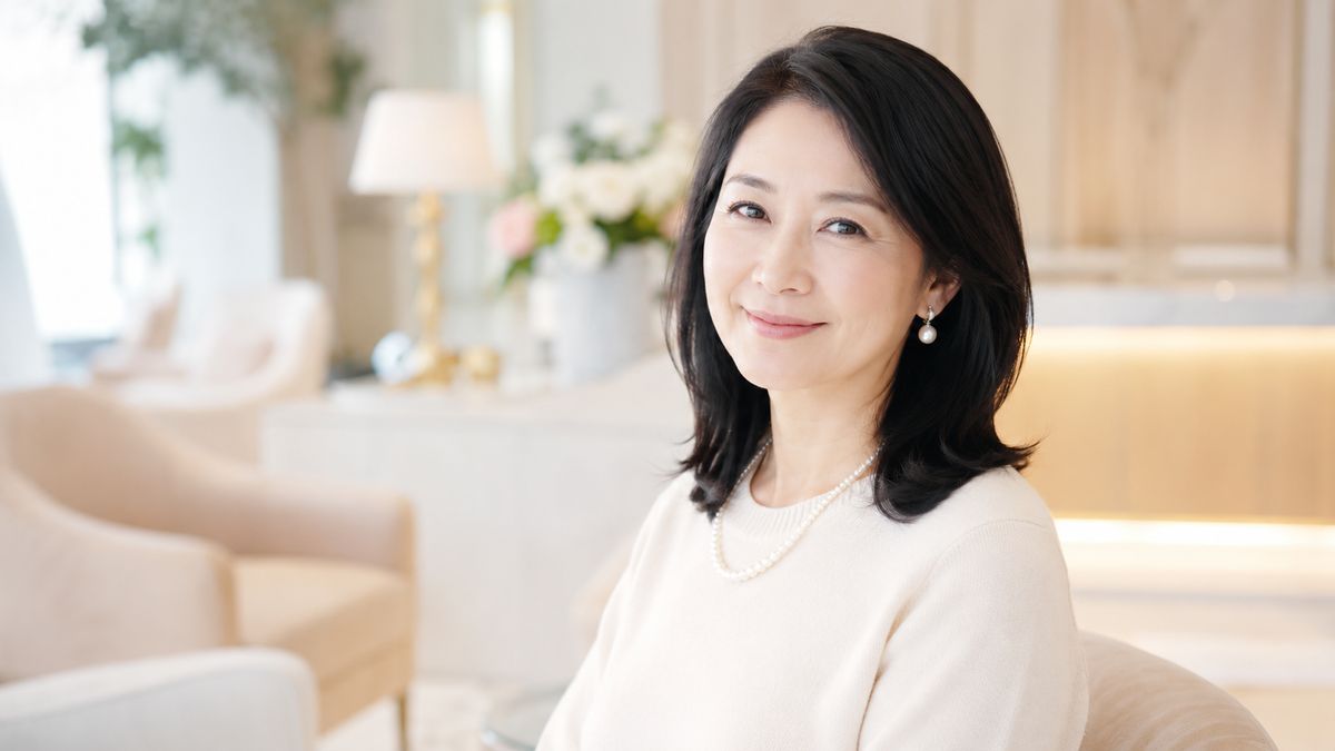 抜糸なしの切開リフトに前向きな表情を浮かべる40代女性
