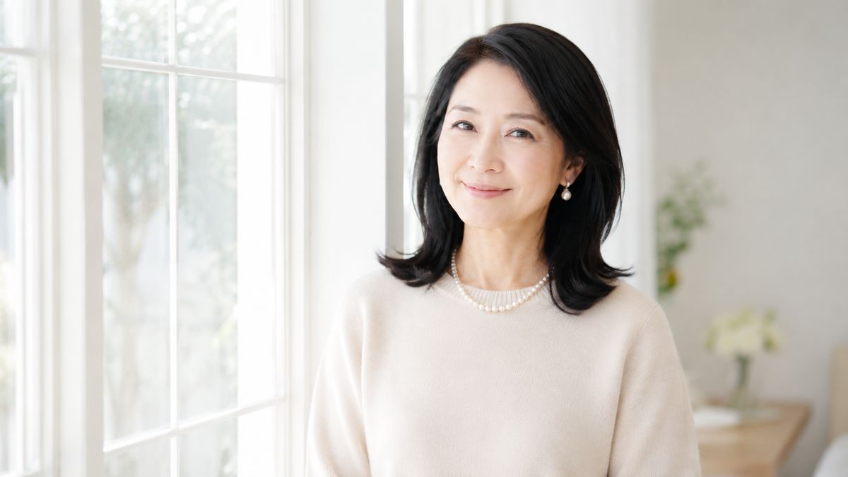 抜糸なしの切開リフトを前向きに検討する50代女性