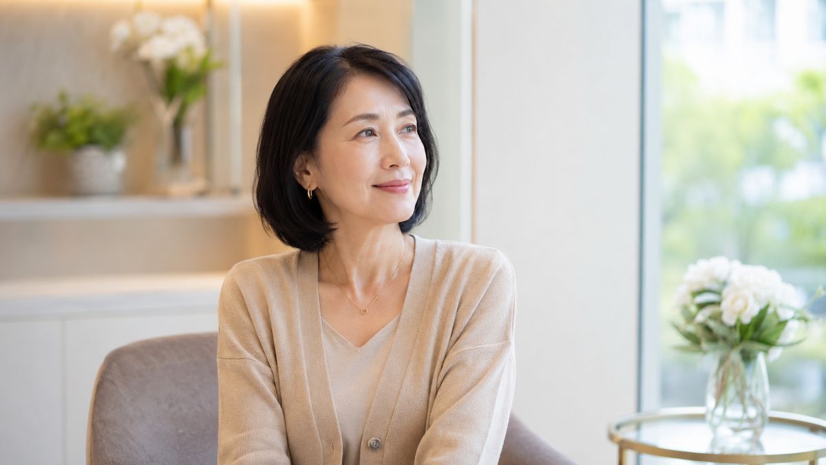 抜糸なしの切開リフトのメリットを前向きに検討する50代女性