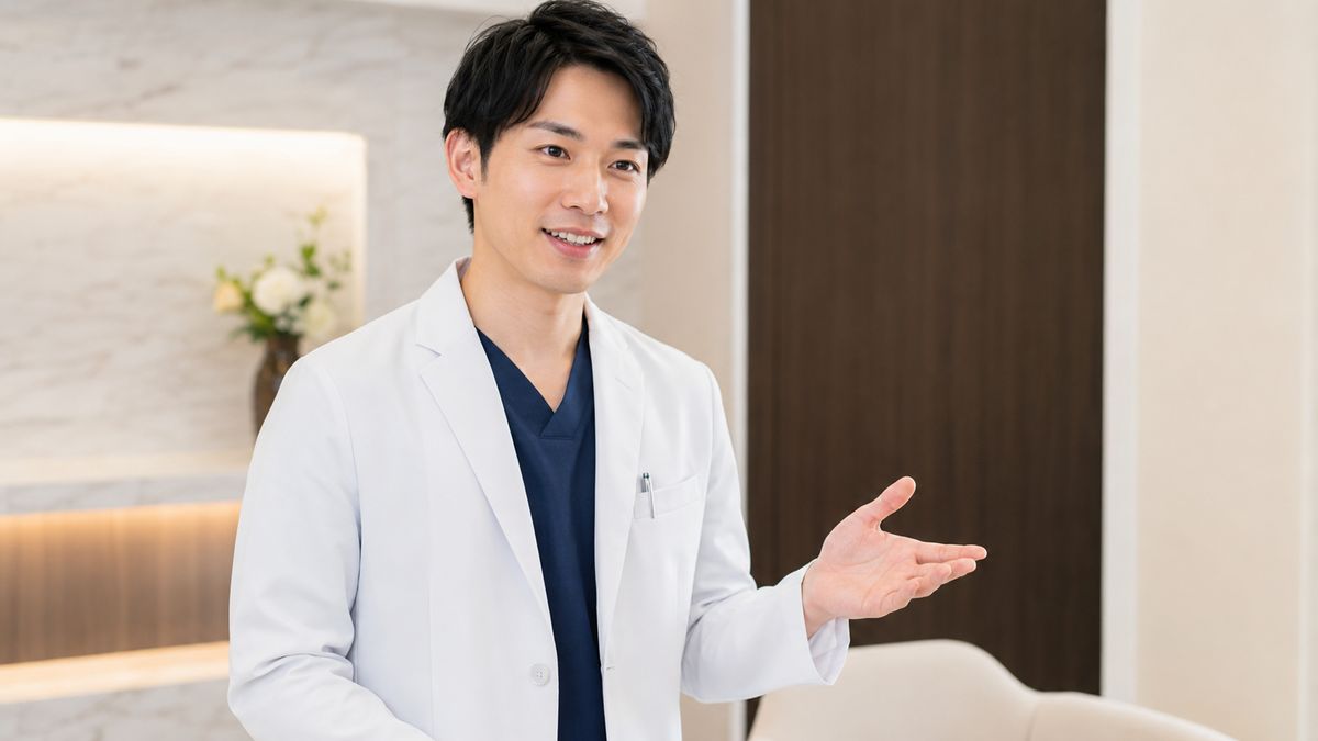 抜糸なしの切開リフトの仕組みを説明する男性医師