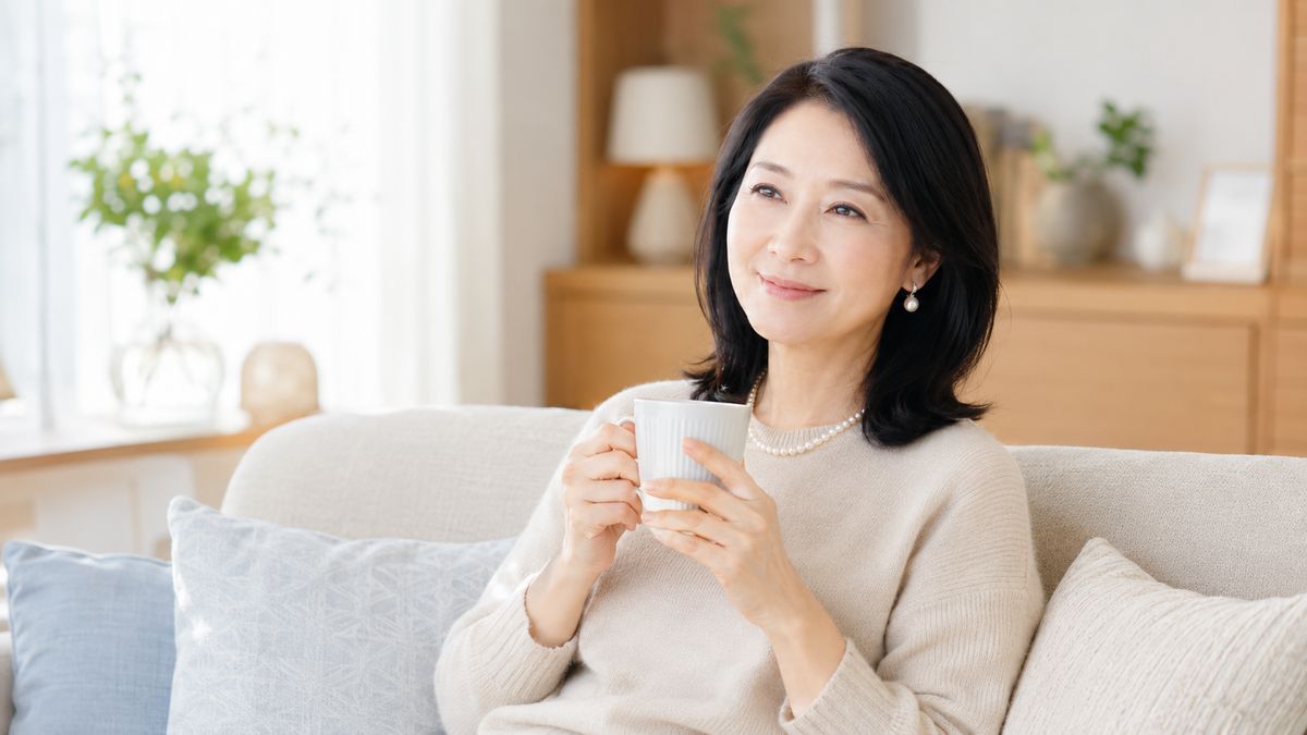 切開リフト後の経過を自宅でゆったり過ごす50代女性