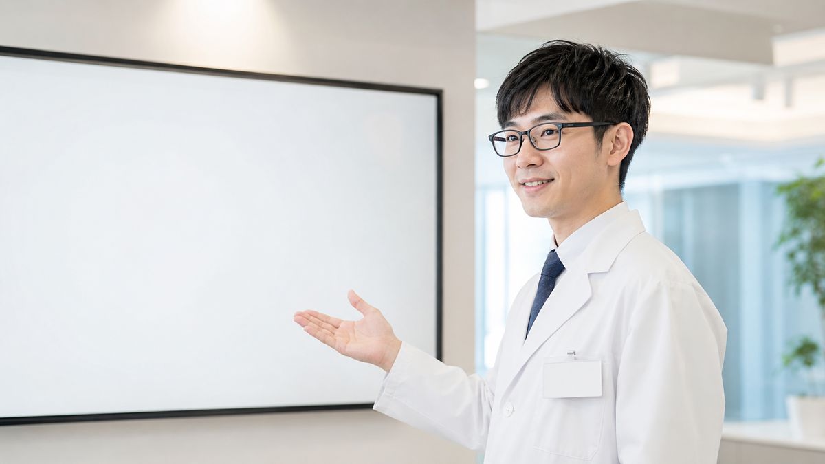 顔のたるみの三層構造とSMAS層を解説する男性医師