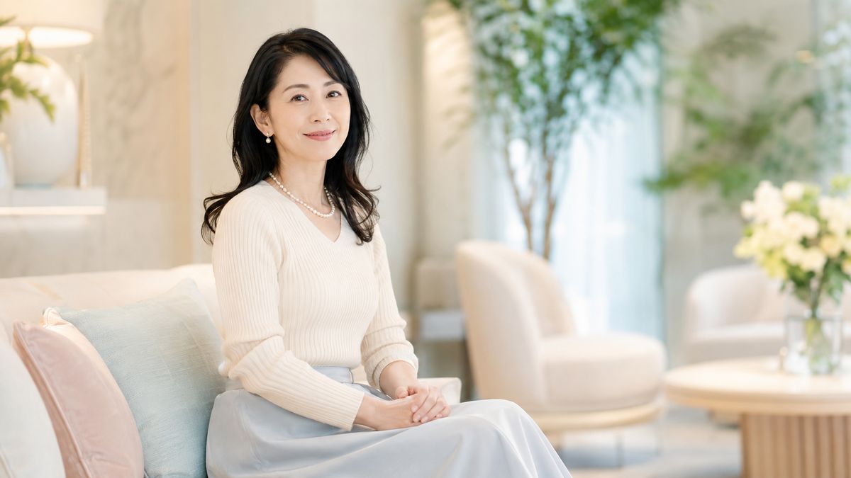明るいクリニックのラウンジで穏やかにほほ笑む女性
