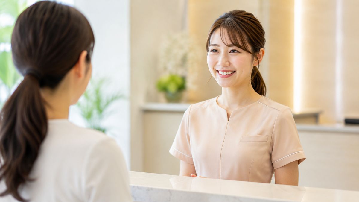 受付カウンターで笑顔で対応するスタッフ