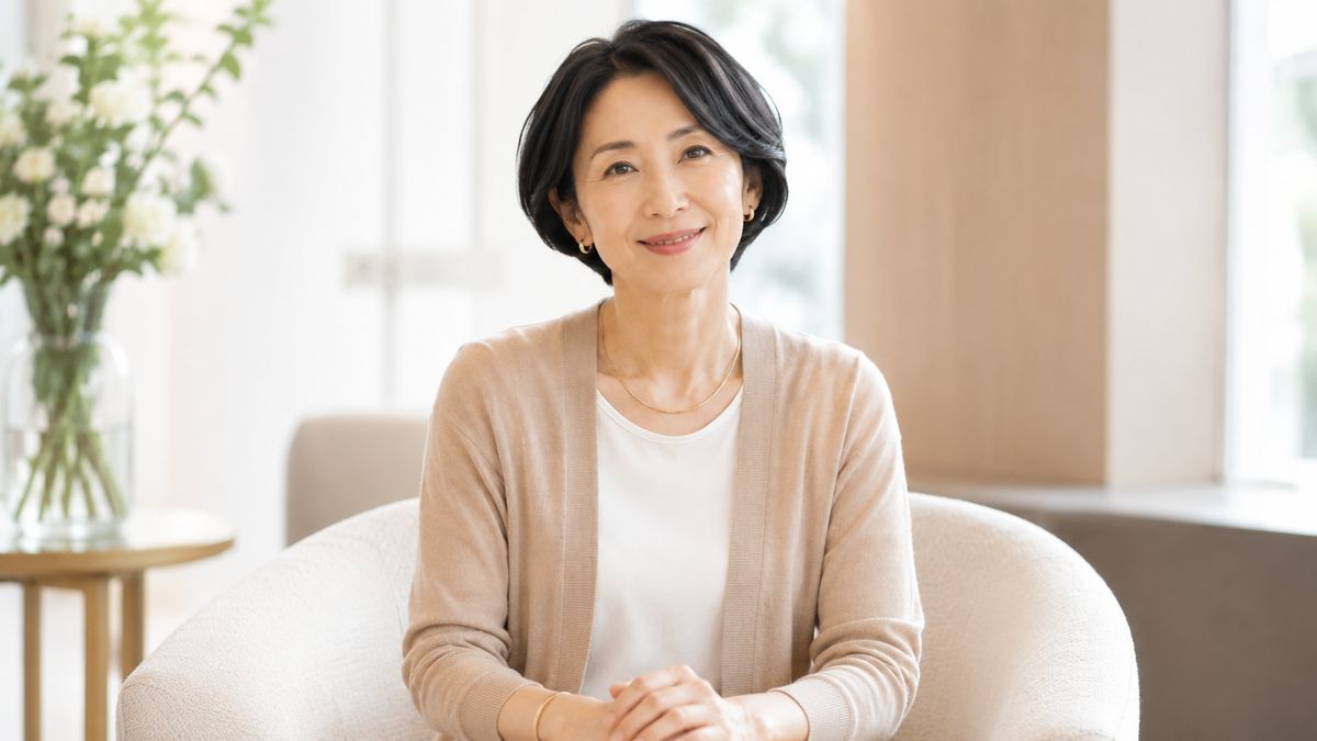 明るい院内で安心した表情の女性