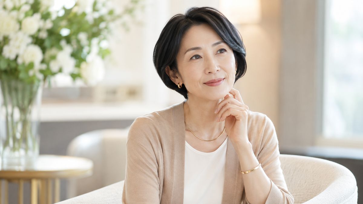 相談スペースで考えごとをする女性