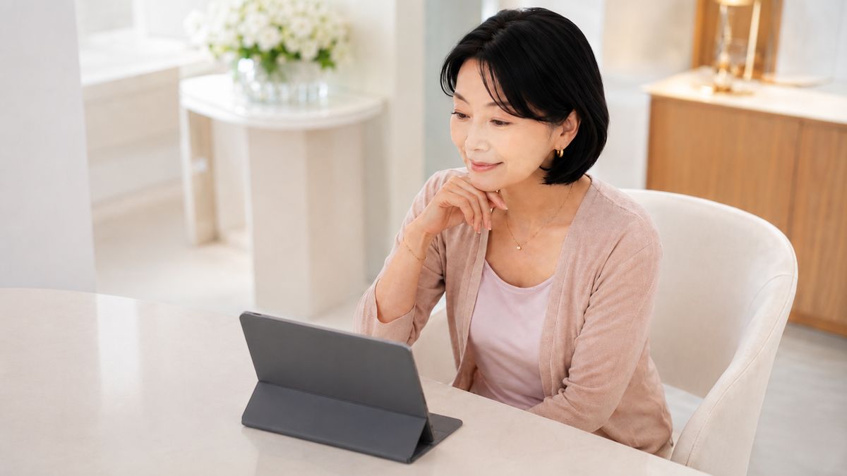 タブレットを見て検討する女性