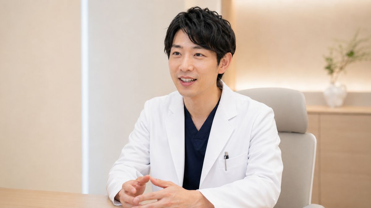 切開リフトのダウンタイムとリスクを丁寧に説明する医師