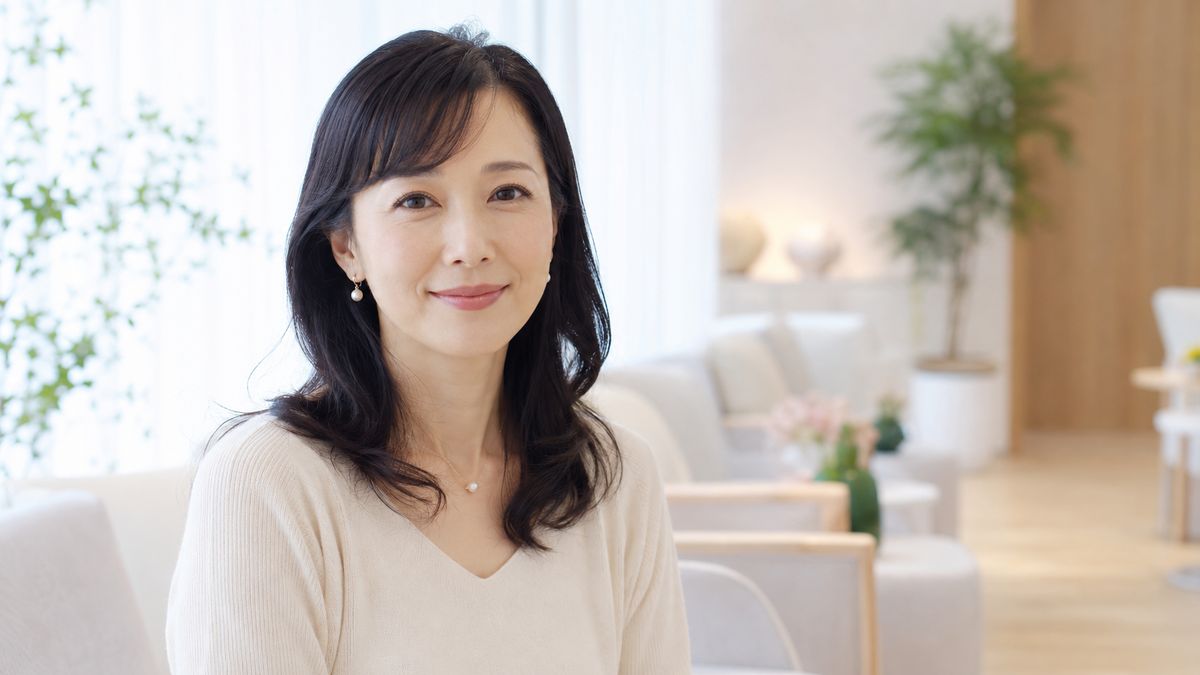明るいクリニックの待合で微笑む女性