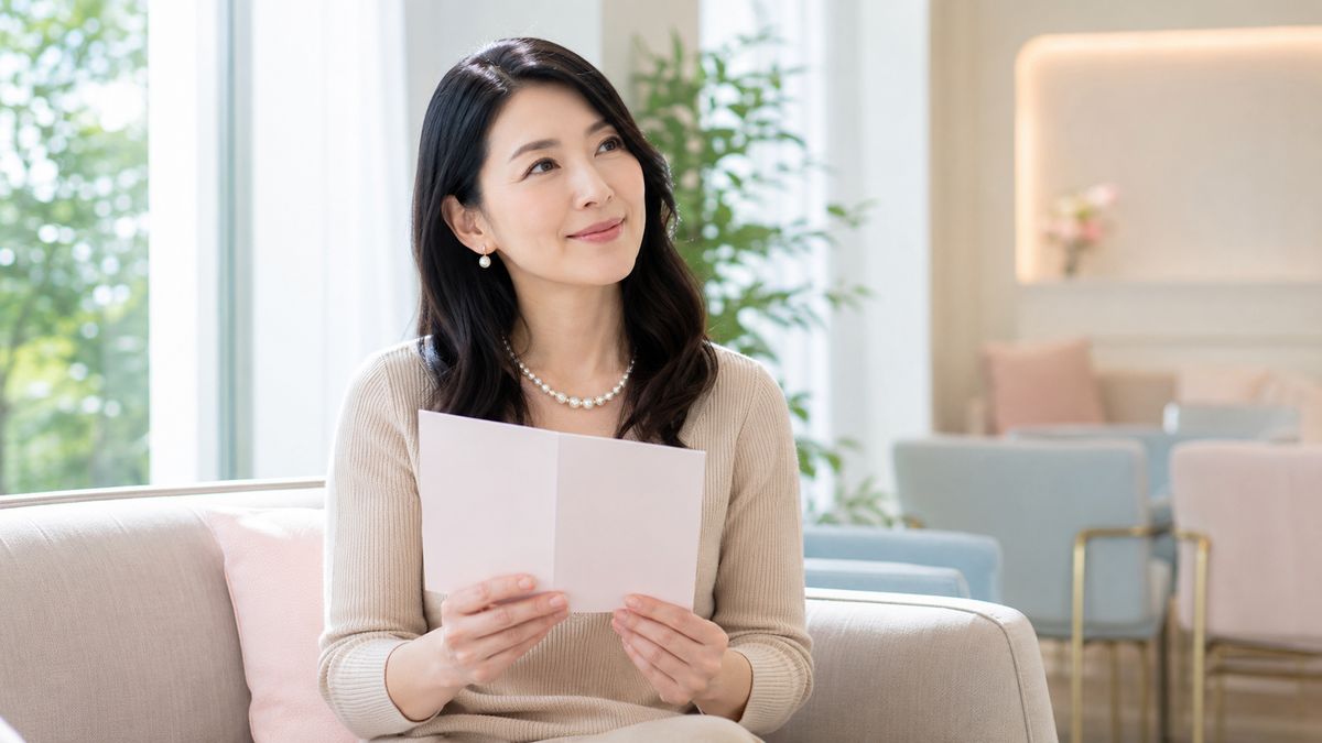 明るい待合室で穏やかに座る女性