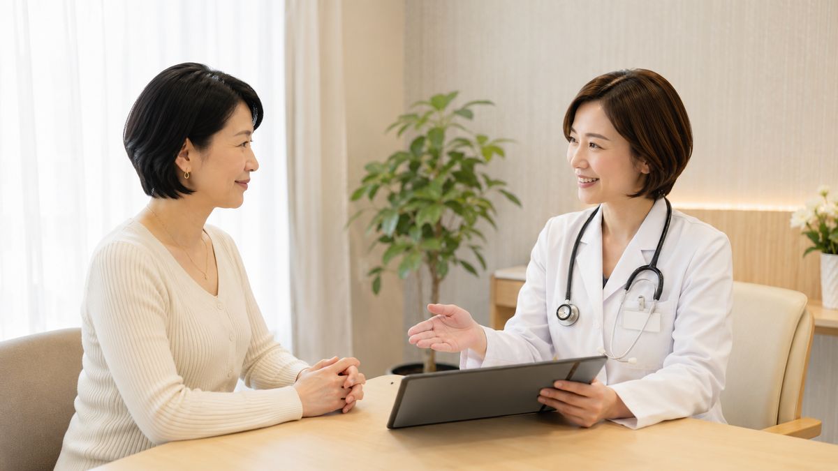 カウンセリングルームで患者と女性医師が向かい合って話している様子