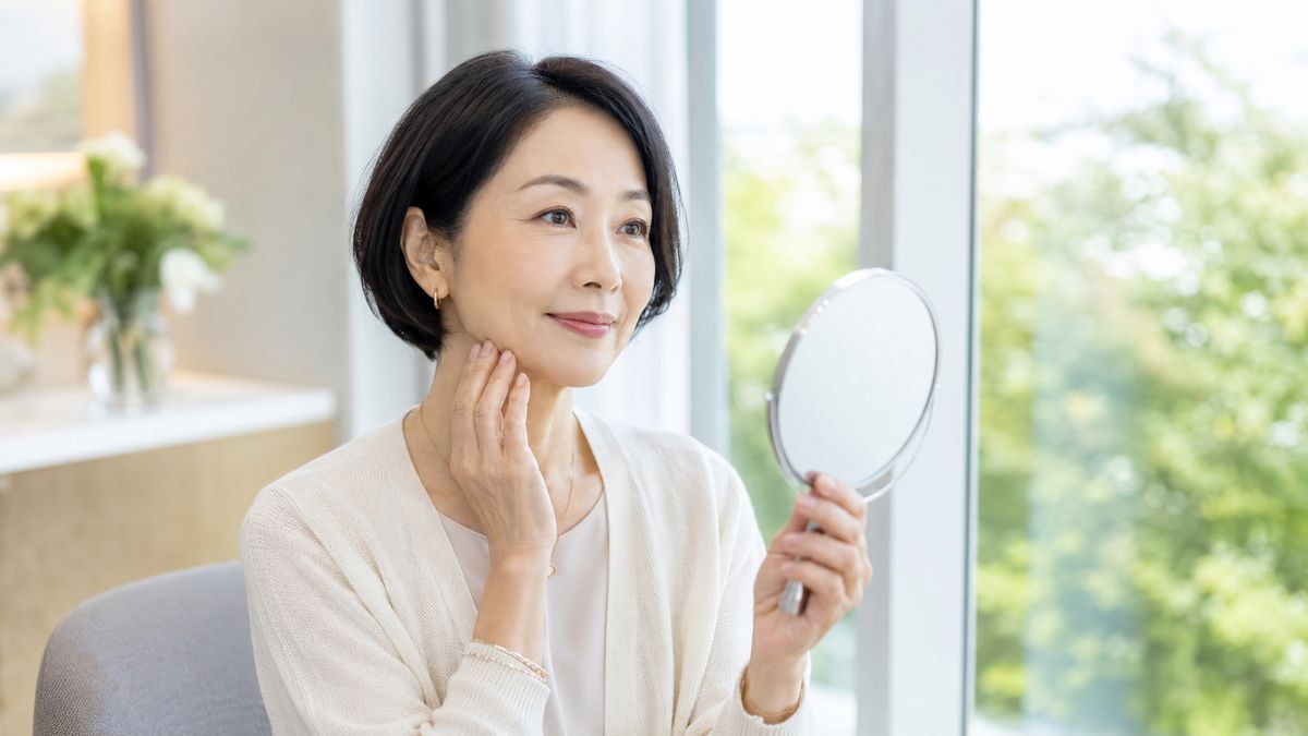 切開リフトの適応年齢を確認する女性