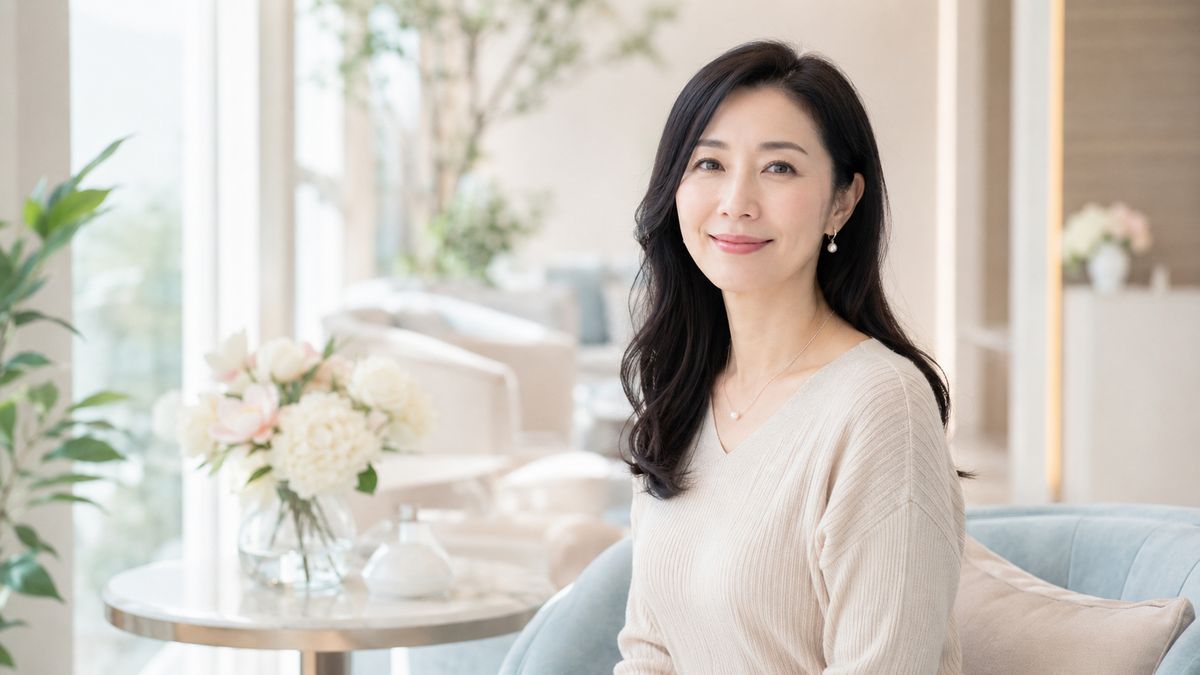 切開リフトの入院について安心した表情で考える女性