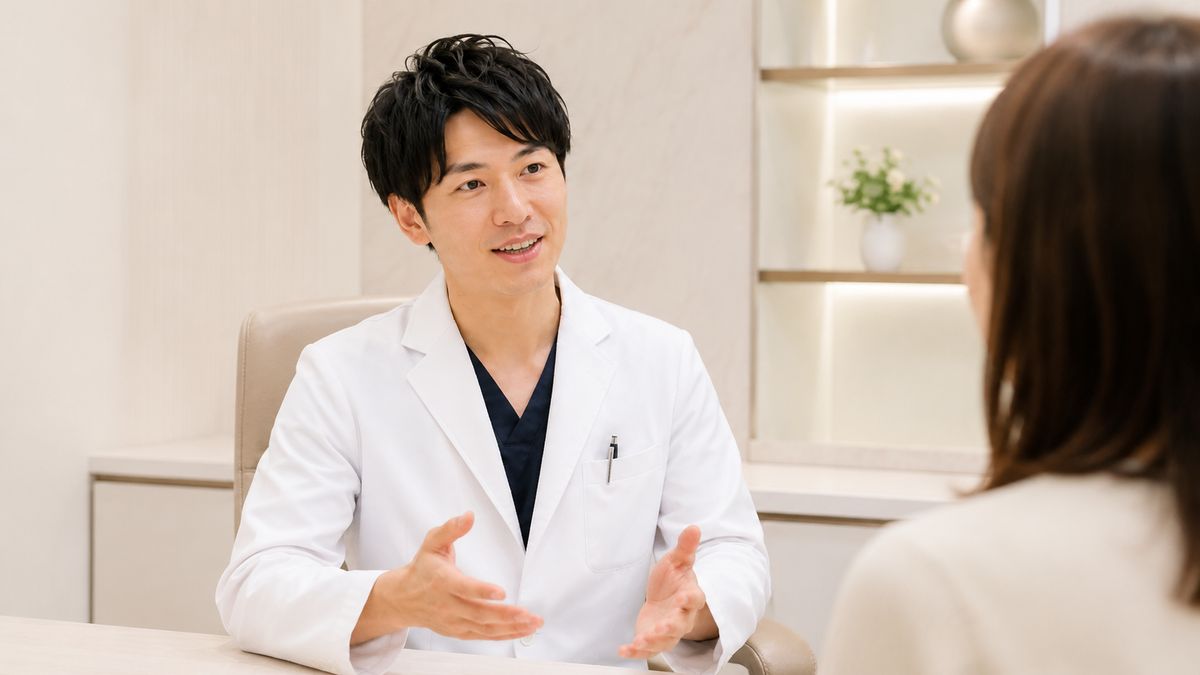 切開リフトのリスクと副作用を丁寧に説明する医師
