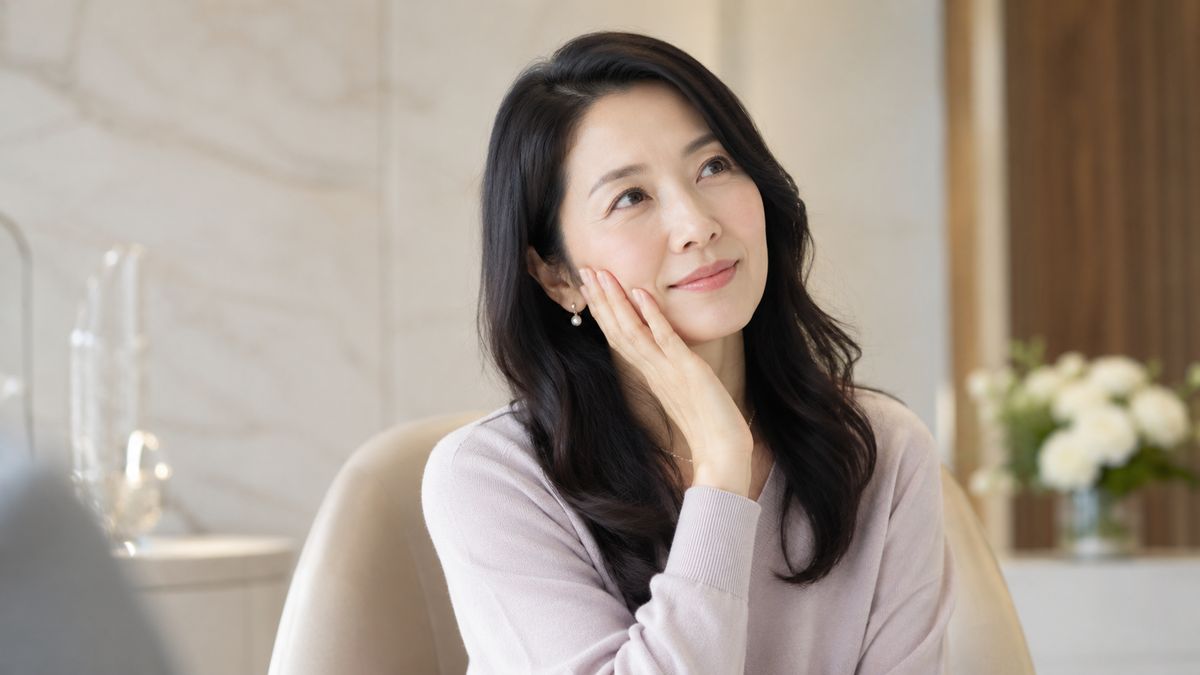 相談席で頬に手を添えて考える女性