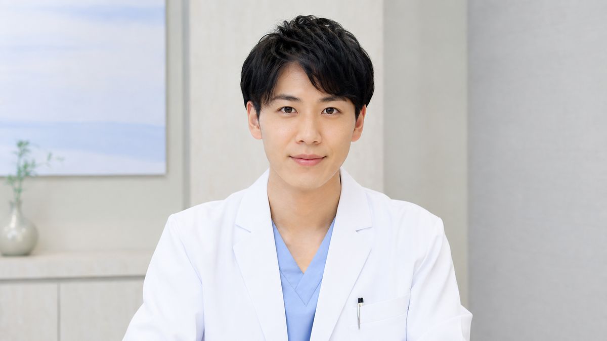 診察室で正面を向いて話す男性医師