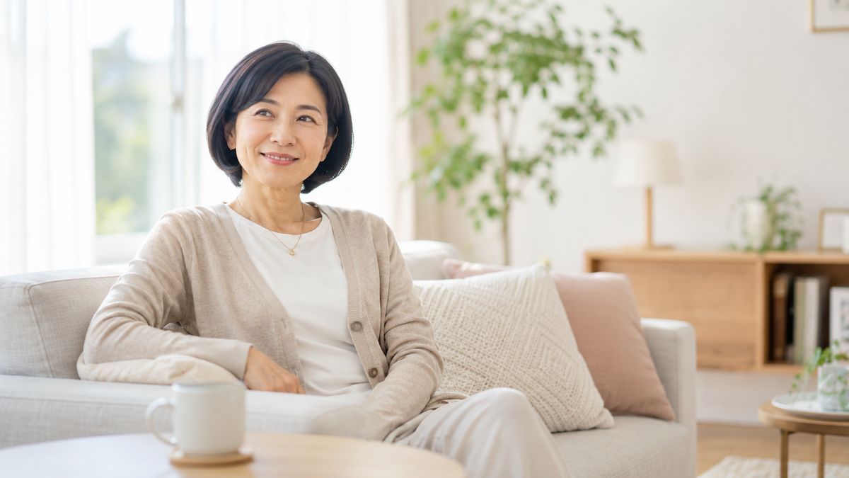 自宅のソファでくつろぐ女性