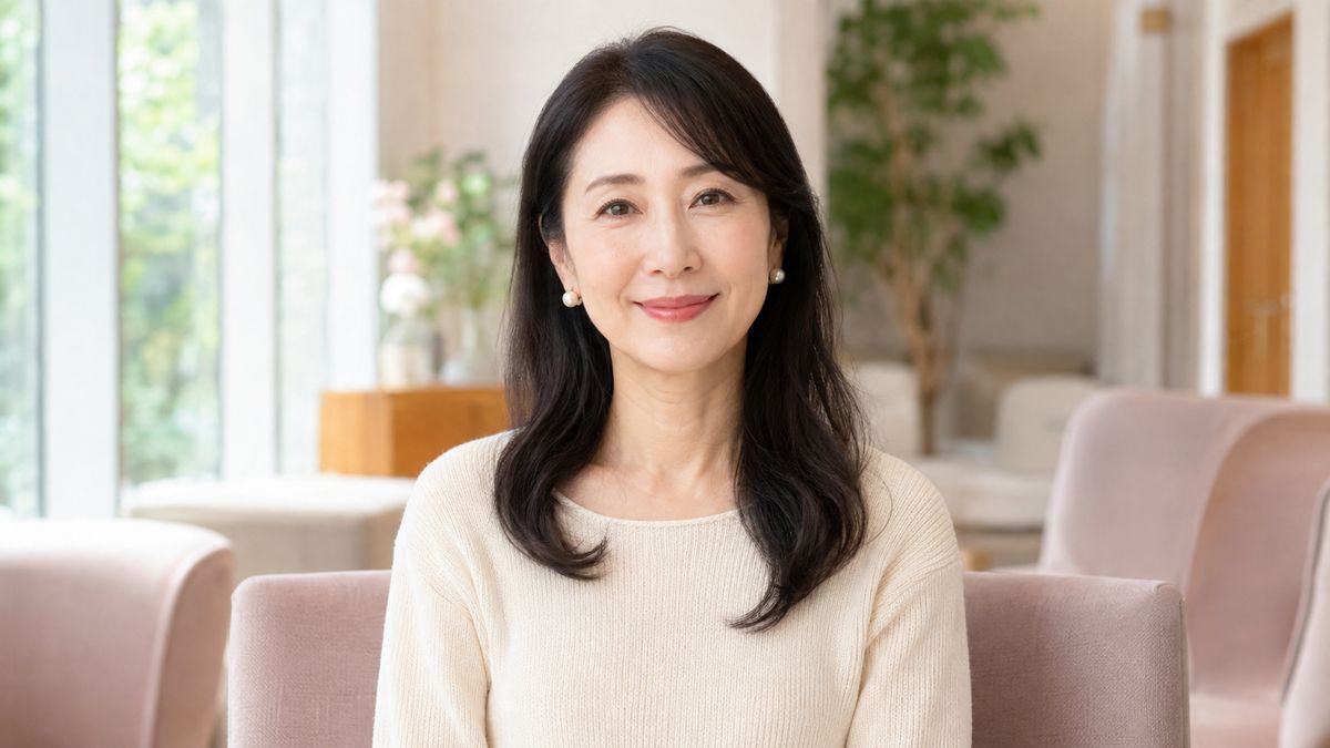 クリニックの待合で椅子に座り微笑む女性