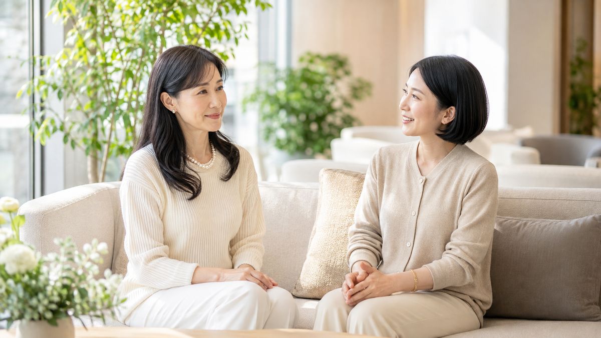 ラウンジのソファに並んで座る二人の女性