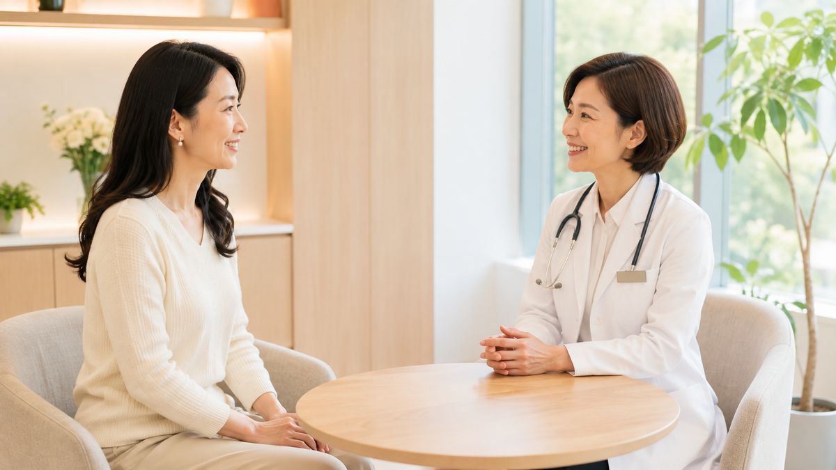 カウンセリングルームで向かい合って話す女性と女性医師