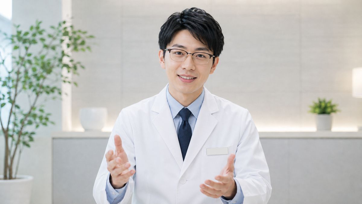 診察室で説明をする眼鏡をかけた男性医師
