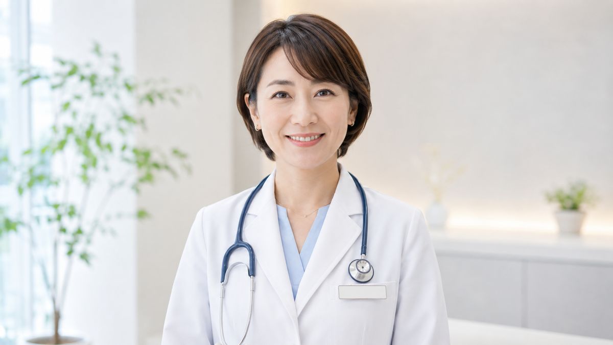 診察室でほほ笑む白衣姿の女性医師