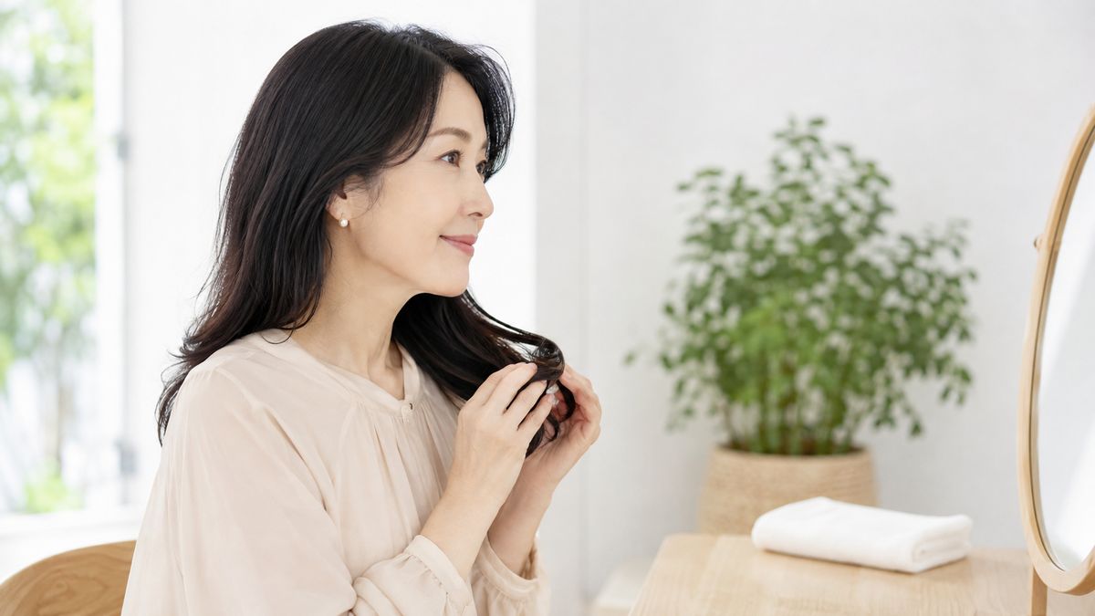 洗面台の前で髪を整える女性の横顔