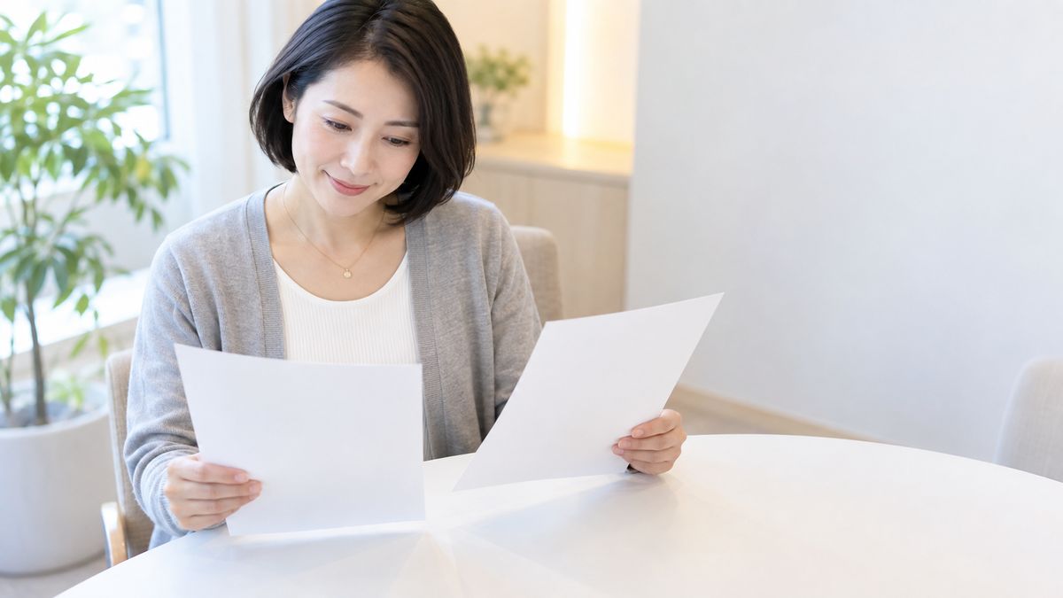 テーブルで資料を見比べている女性