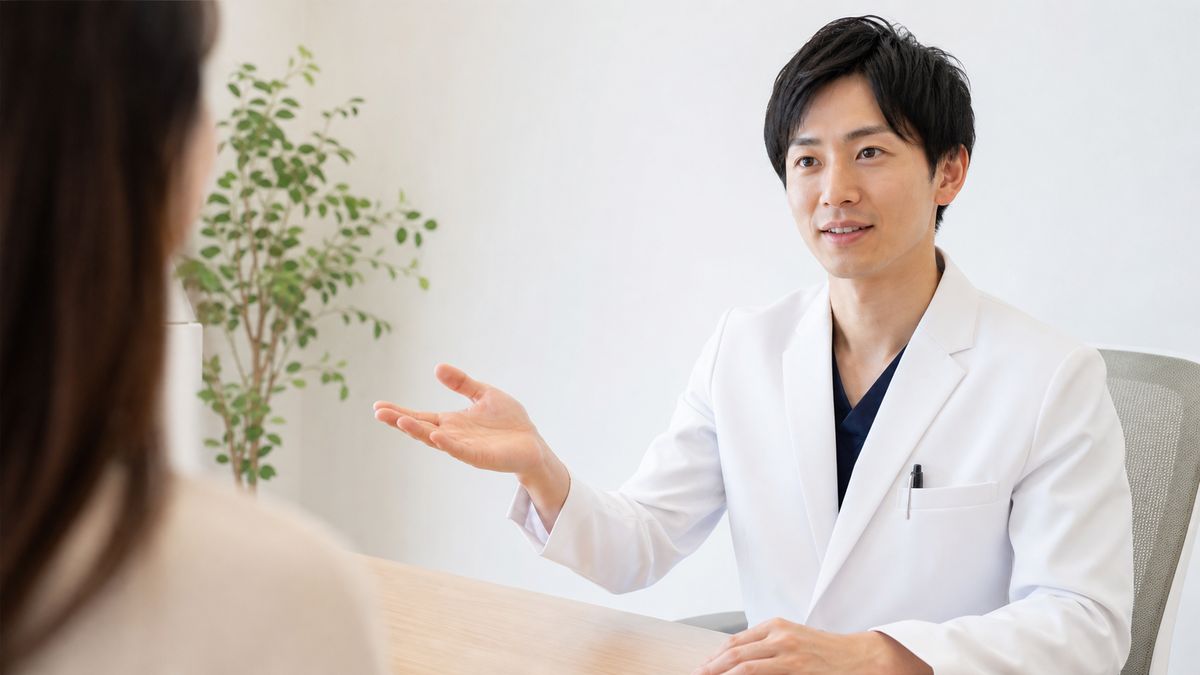 切開リフト後の洗顔の再開時期を説明する医師