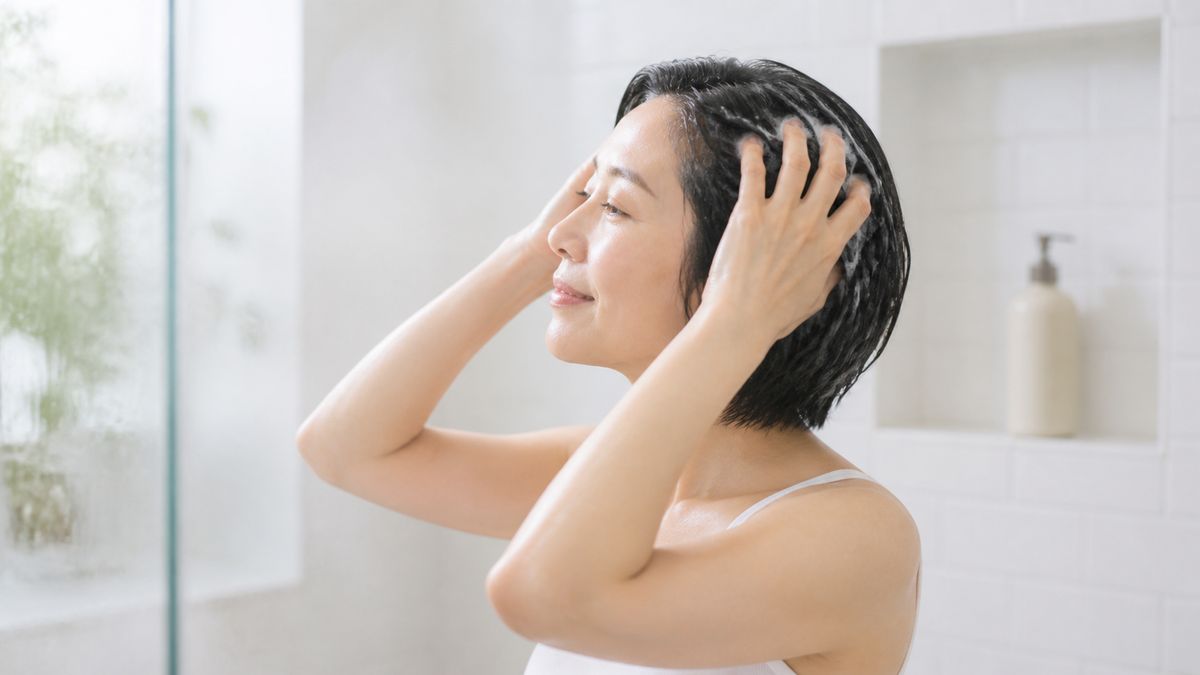 切開リフト後に指の腹でやさしく洗髪する女性