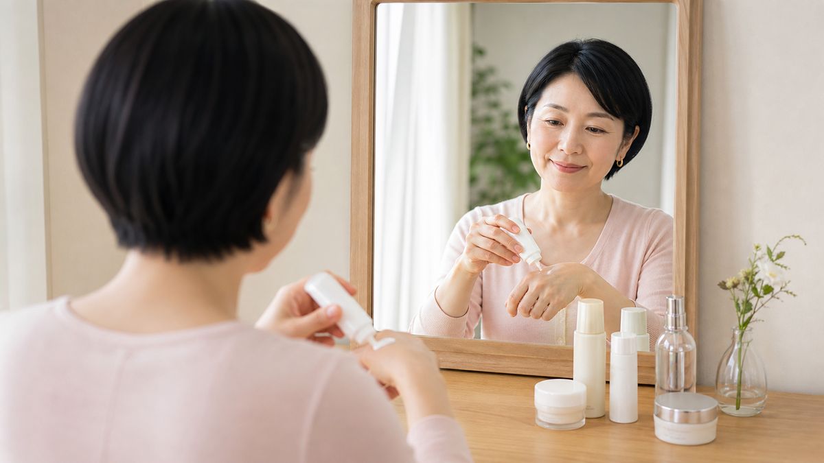 切開リフト後に日焼け止めで紫外線対策をする女性