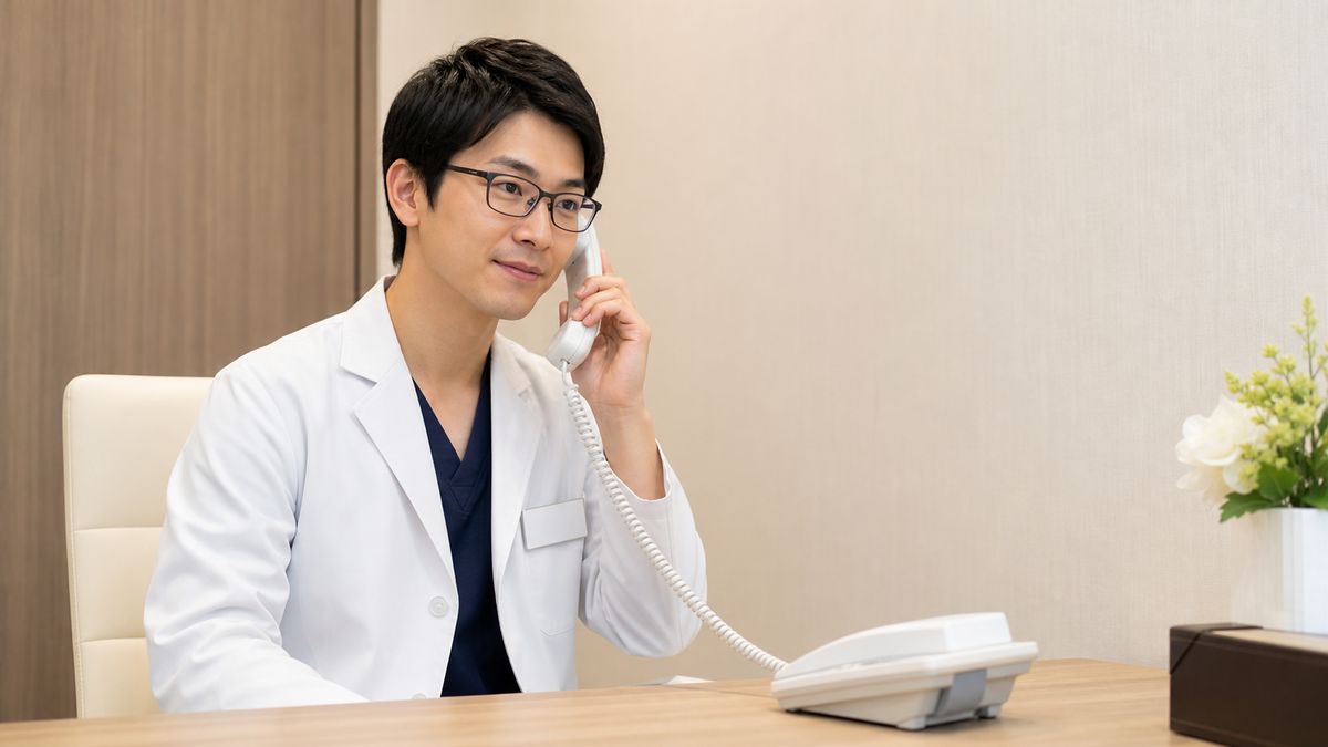 切開リフト後の相談に電話で対応する医師