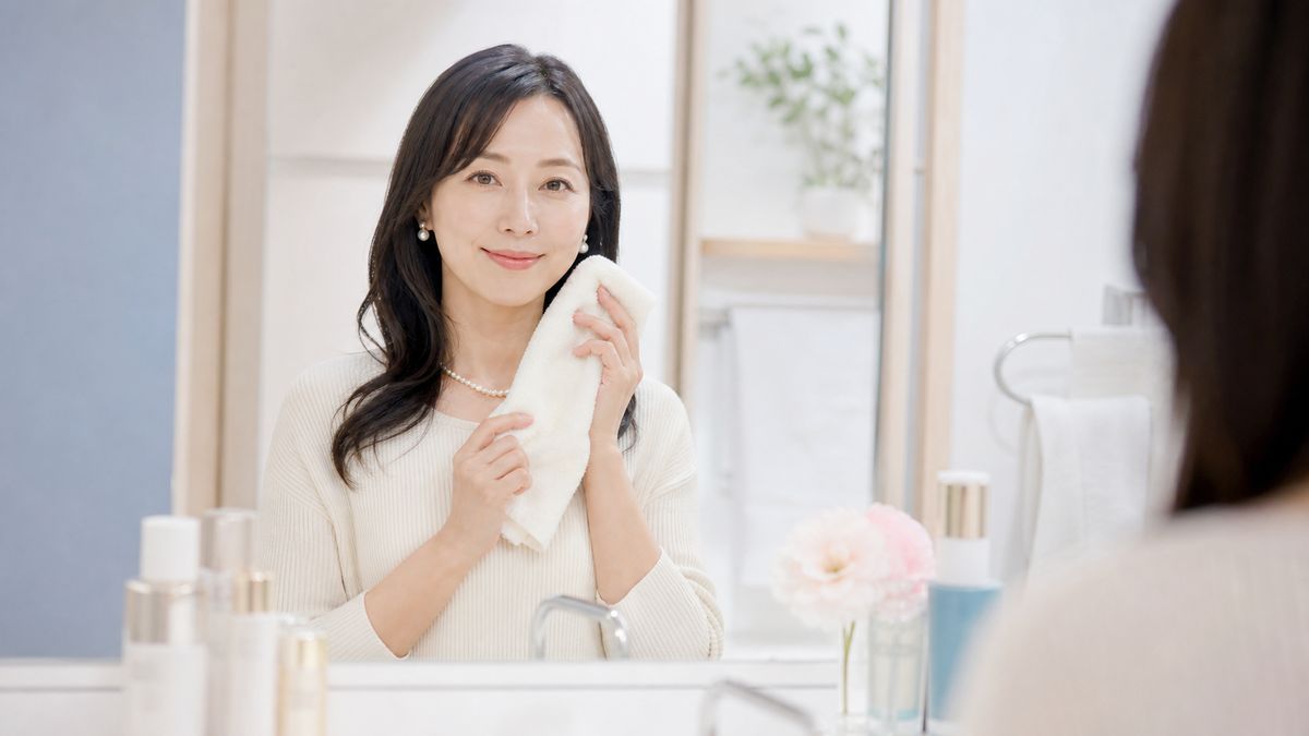 切開リフト後に洗顔を再開しようとしている女性